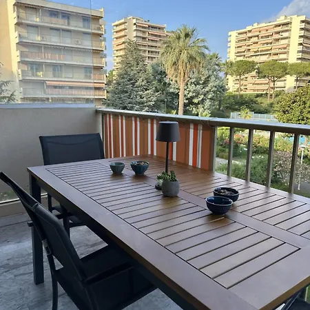 Апартаменти Cozy Flat With Pool And Balcony