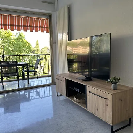 Апартаменти Cozy Flat With Pool And Balcony Антіб